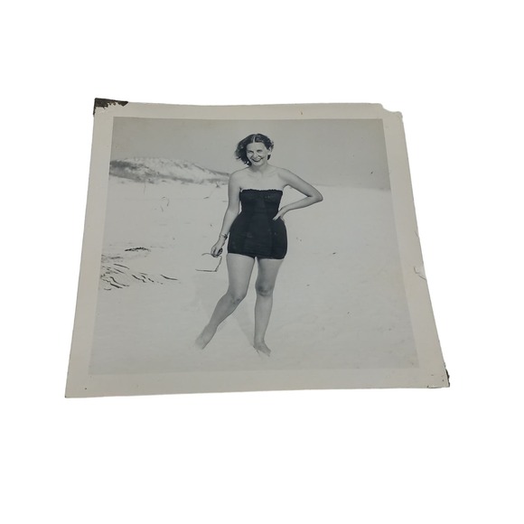 Pretty Woman Posing in One Piece Swimsuit 1951 at Panama Beach Florida 1950s - Picture 1 of 5